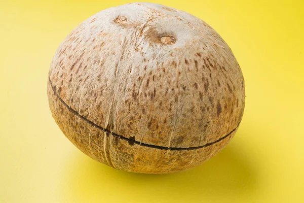Frisch Geerntete Kokosnuss Set Auf Gelb Strukturiertem Sommerhintergrund — Stockfoto