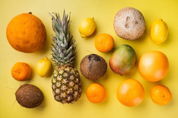 Set Frutas Tropicales Frescas Sobre Fondo Amarillo Texturizado Verano Vista — Foto de Stock