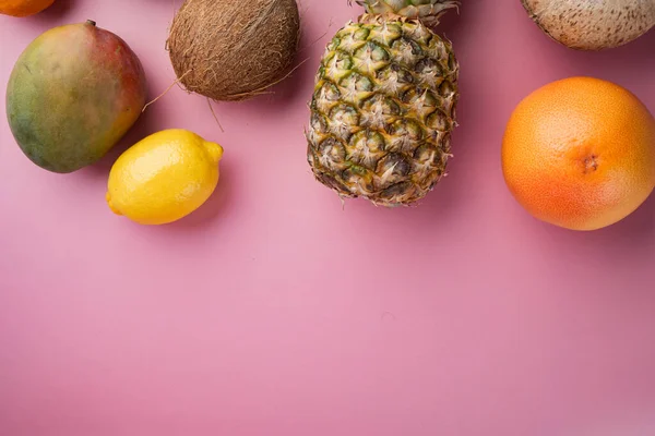 Surtido Diferentes Frutas Sobre Fondo Verano Texturizado Rosa Vista Superior — Foto de Stock