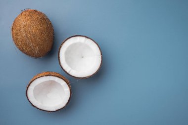 Hindistan cevizi dilimleri seti, mavi desenli yaz arkaplanı, üst görünüm düz yatay, metin için kopyalama alanı