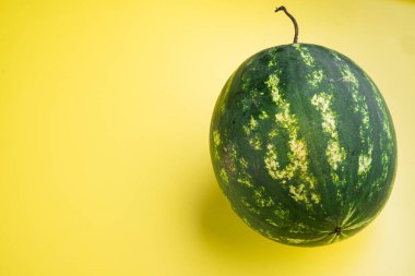 Tek karpuz seti, sarı desenli yaz arkaplanı, metin için kopyalama alanı