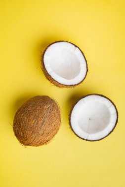 Hindistan cevizi dilimleri, sarı desenli yaz arka planında, en üstteki düz görünüm yatıyordu.