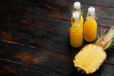 Cam sette ananas suyu, eski koyu ahşap masa zemininde, metin için kopyalama alanı