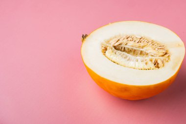 Şeker kavunu ikiye bölünmüş, pembe desenli yaz arkaplanı, metin için kopyalama alanı