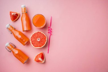 Taze organik, pembe greyfurt suyu seti, pembe desenli yaz arkaplanı, üst görünüm düz, metin alanı için fotokopi alanı