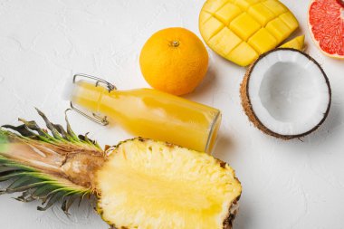 Taze tropikal meyve seti, beyaz taş masa zemininde, üst manzara düz yatıyordu.