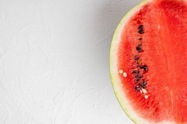 Karpuz dilimi seti, beyaz taş masa arkaplanı, üst görünüm düz yatay, metin için kopyalama alanı