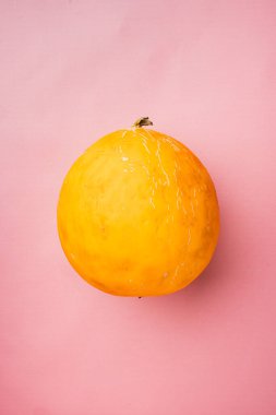 Honeydew kavun seti, pembe desenli yaz arkaplanı, metin için kopyalama alanı