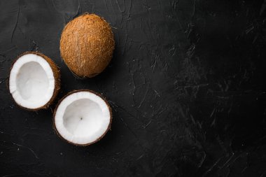 Coco parçaları seti, siyah taş masa arkaplanı üzerine, üst görünüm düz, metin için kopyalama alanı ile