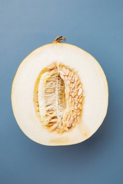 Kavun kesim seti, mavi desenli yaz arkaplanı, üst görünüm düz yatıyordu