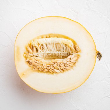 Lezzetli olgun kavun parçaları, beyaz taş masa zemininde, kare format, üst görünüm düz yatıyordu