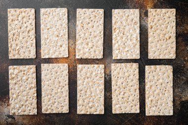 Düşük kalorili atıştırmalık ekmek seti, eski koyu rustik masa arkaplanı, üst görünüm düz yatay, metin alanı için kopyalama alanı