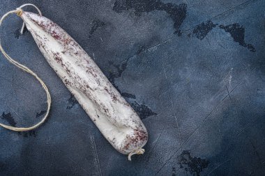 Tüm İspanyol Longaniza sosisi mavi arkaplanda, kopyalama alanı ile düz uzanır.