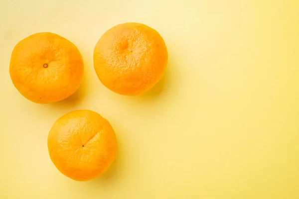 Whole Fresh Tangerines Set Yellow Textured Summer Background Top View — Stock Photo, Image