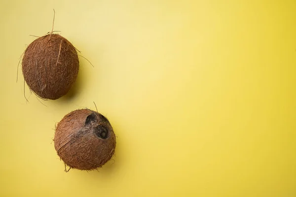 Tropische Früchte Kokosnuss Ganzes Set Auf Gelb Strukturiertem Sommerhintergrund Von — Stockfoto