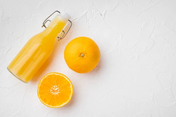 オレンジジュースセット 白い石のテーブルの背景に トップビューフラットレイアウト テキストのためのコピースペースと — ストック写真