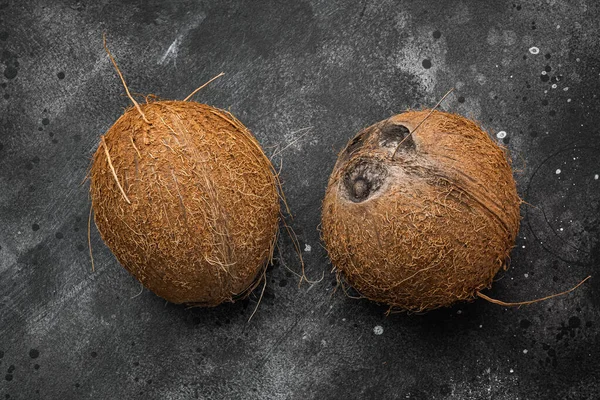 Frisch Geerntete Kokosnuss Set Auf Schwarzem Dunklem Steintischhintergrund Von Oben — Stockfoto