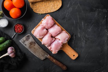 Donör malzemeleri, siyah arka planda tavuk eti ve metin için yer var..