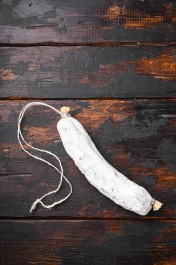 Eski ahşap masa üzerinde İspanyol kuru salçalı sosisi, üst görünümü metin için alan.