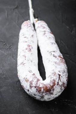 Siyah yüzeyde sosisli sandviç..