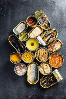 Konserve ürünleri teneke kutularda muhafaza edilir. Saury, uskumru, sprat, sardalya, sardalya, sardalya, kalamar, ton balığı anananası, mısır, bezelye, mango, fasulye, siyah taş desenli üst görünüm kavramı..
