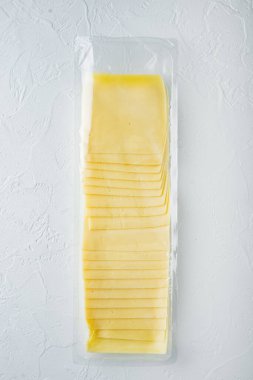 Süpürge paketindeki çedar peyniri, beyaz arkaplanda