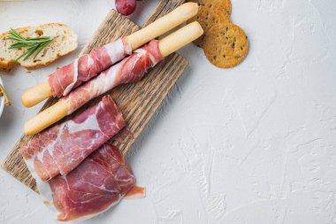 Dilimlenmiş jamon seti, beyaz arkaplan üzerinde, metin için kopyalama alanı ile düz uzanır