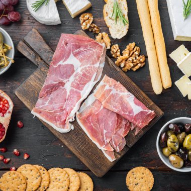 Lezzetli haon seti, koyu ahşap zemin üzerinde, düz yatıyordu.