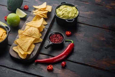 Parti için atıştırmalık, cips, soslu nacho, metin için fotokopi alanı olan eski ahşap masa.