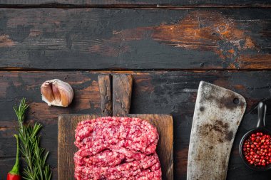 Taze çiğ et, kıyma, eski koyu ahşap masa arkaplanı, üst görünüm düz metin alanı için fotokopi alanı ile yatıyordu