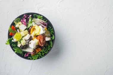 Beyaz arka planda beyaz peynirli ve organik zeytinli Yunan salatası, metin için fotokopi alanı ile üst görünüm düz yatıyordu