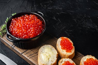 Kırmızı balık havyarlı Sandwiche, metin için kopyalama alanı ile siyah arkaplan