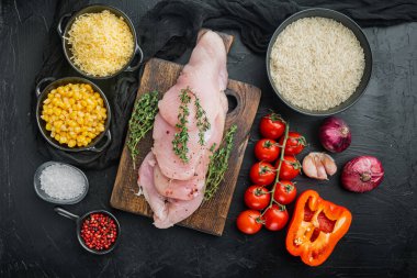 Meksika yemek malzemeleri Tavuk Enchilada, pirinç güveç, siyah arka planda, üst manzara düz yatıyordu