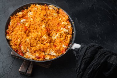 Siyah arka planda bir tavuklu börek, pirinç güveci.