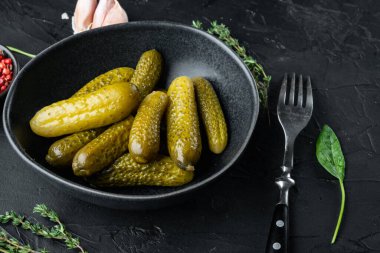 Siyah arka planda ev yapımı salatalık, turşu seti.