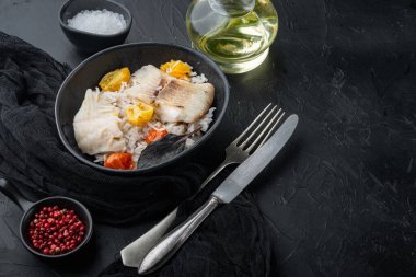 Basmati pilavı ve kiraz domatesli Tilapia balığı, kâsede, siyah zemin üzerinde metin için fotokopi alanı ile birlikte.