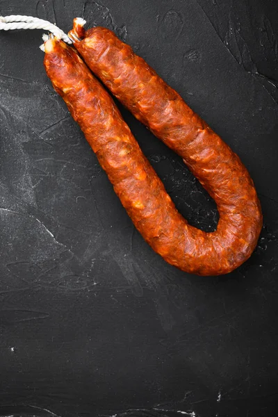 Salsicce Chorizo Tradizionali Superficie Nera Con Spazio Copia — Foto Stock