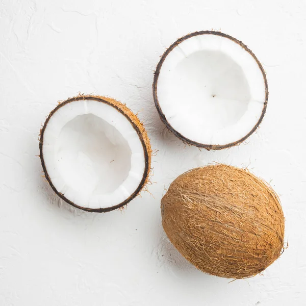 Kokosowe Połówki Kokosowe Kawałki Zestaw Białym Kamiennym Tle Tabeli Kwadratowy — Zdjęcie stockowe
