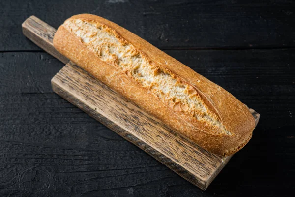 Pão Baguete Francês Assado Fundo Mesa Madeira Preta — Fotografia de Stock