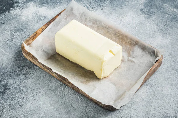 Pedaço Manteiga Fresca Sobre Fundo Cinzento — Fotografia de Stock