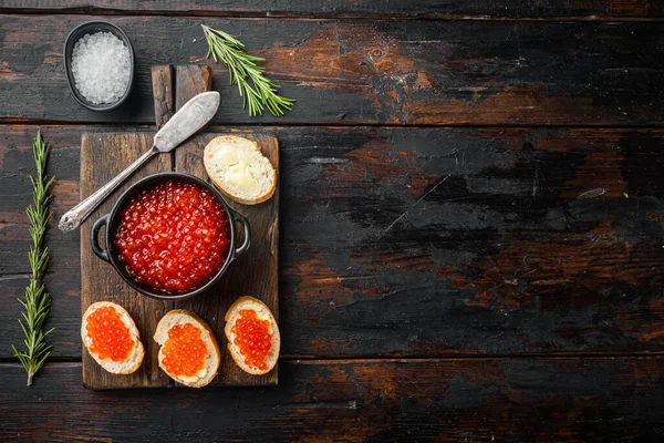 Canapé Com Caviar Salmão Vermelho Para Ano Novo Fundo Velho — Fotografia de Stock
