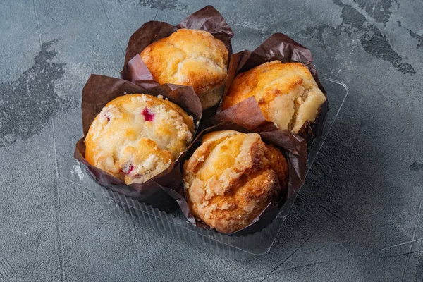 Muffin Műanyag Tartályban Szürke Alapon — Stock Fotó