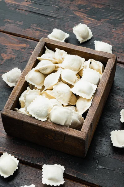 Conjunto Ravioles Congelados Caja Madera Sobre Fondo Mesa Madera Oscura —  Fotos de Stock