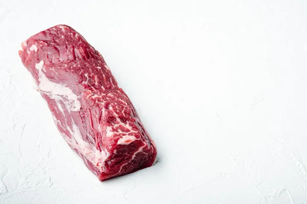 有機牛肉生ステーキセット フィレ片目カット 白い石の表面に テキストのためのコピースペースと — ストック写真