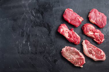 Çiğ biftek dilimleri, üst bıçaklı, rulo köfte ve kalça bifteği, üst manzara, yazı için yer