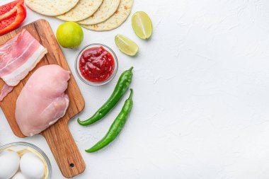 Beyaz dokulu arka planda pişirmek için sebzeli Meksika tacoları, metin için üst görünüm