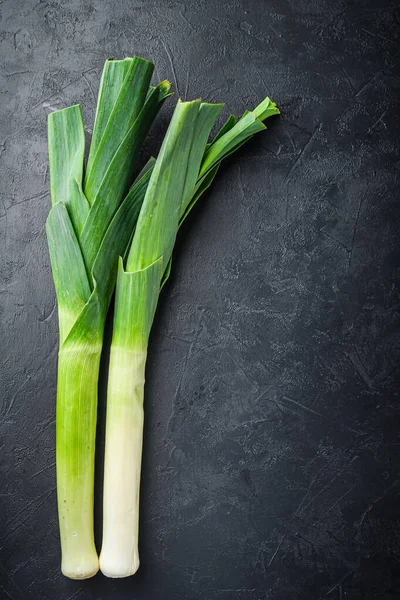 Verde Orgânico Leek Cebola Fundo Preto Texturizado Vista Superior Com — Fotografia de Stock