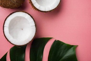 Yarım set hindistan cevizi, pembe desenli yaz arkaplanı, üst görünüm düz