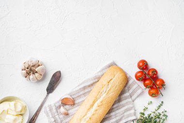 Sarımsaklı ekmek karışımı tereyağı ve bitkisel malzeme seti, beyaz taş masa zemininde, üst görünüm düz, metin alanı için kopyalama alanı ile