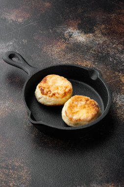 Cheesecakes Savory süzme peynirli krepler dökme demir tava tava üzerine kurulmuş, eski koyu kırsal masa arka planında
